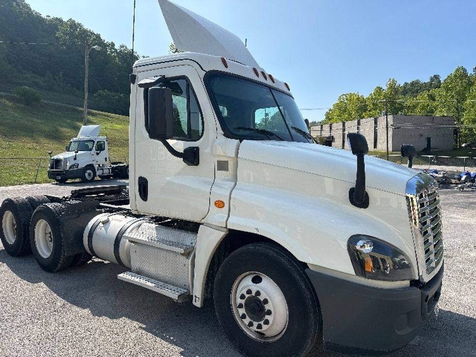 Day Cab Tractor-Heavy Duty Tractors-Freightliner-2019-Cascadia 12564ST-Huntington-WV-645,636\n\t\tmiles-$ 29,250 - Image 1