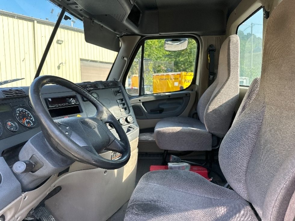 Day Cab Tractor-Heavy Duty Tractors-Freightliner-2019-Cascadia 12564ST-Huntington-WV-645,636\n\t\tmiles-$ 29,250 - Image 10