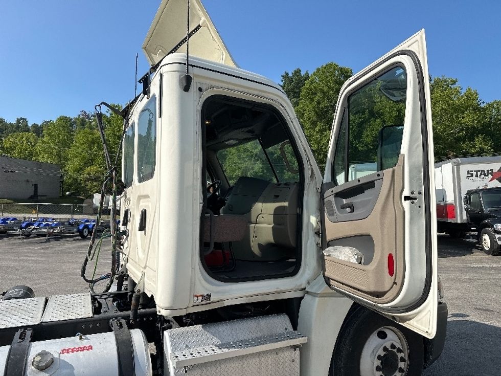 Day Cab Tractor-Heavy Duty Tractors-Freightliner-2019-Cascadia 12564ST-Huntington-WV-645,636\n\t\tmiles-$ 29,250 - Image 12