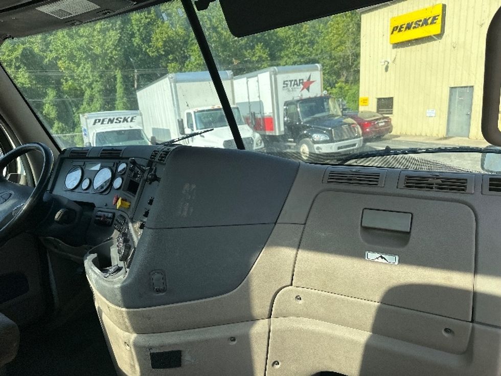 Day Cab Tractor-Heavy Duty Tractors-Freightliner-2019-Cascadia 12564ST-Huntington-WV-645,636\n\t\tmiles-$ 29,250 - Image 13