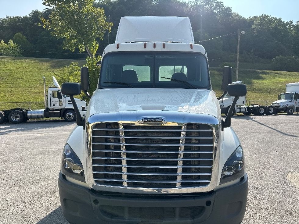 Day Cab Tractor-Heavy Duty Tractors-Freightliner-2019-Cascadia 12564ST-Huntington-WV-645,636\n\t\tmiles-$ 29,250 - Image 2