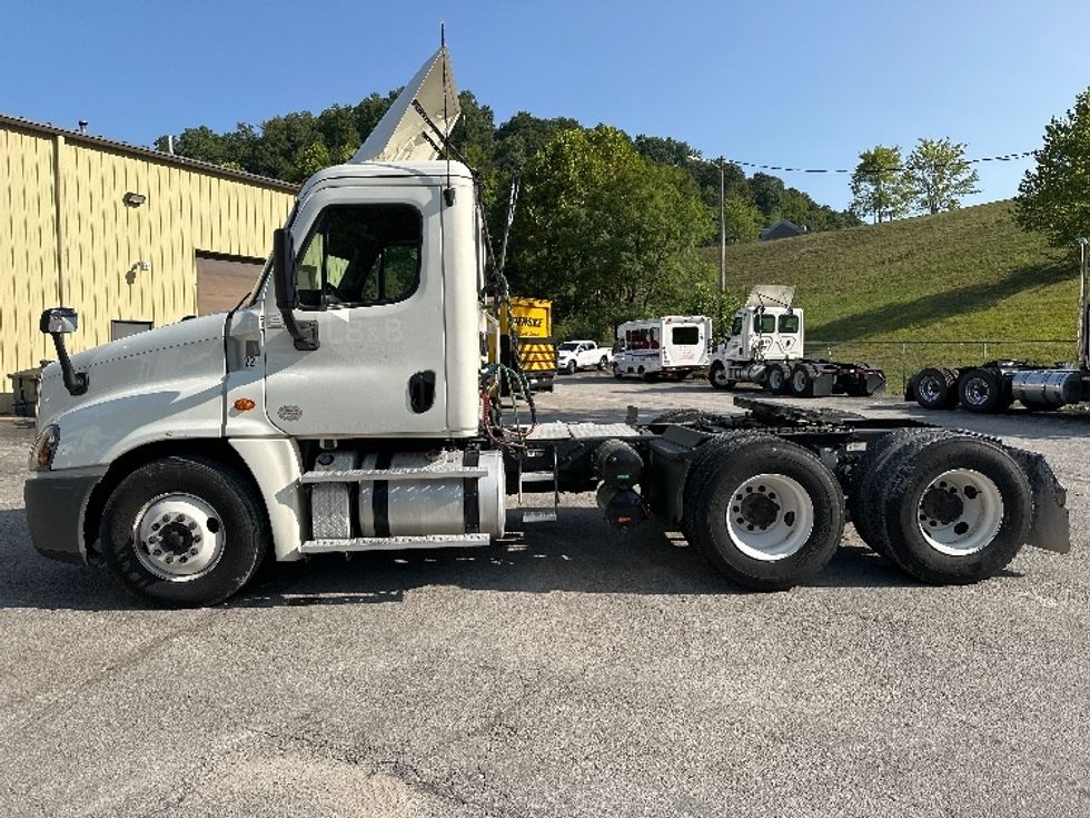 Day Cab Tractor-Heavy Duty Tractors-Freightliner-2019-Cascadia 12564ST-Huntington-WV-645,636\n\t\tmiles-$ 29,250 - Image 4