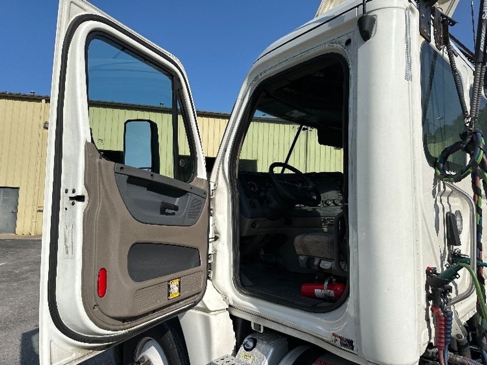 Day Cab Tractor-Heavy Duty Tractors-Freightliner-2019-Cascadia 12564ST-Huntington-WV-645,636\n\t\tmiles-$ 29,250 - Image 9