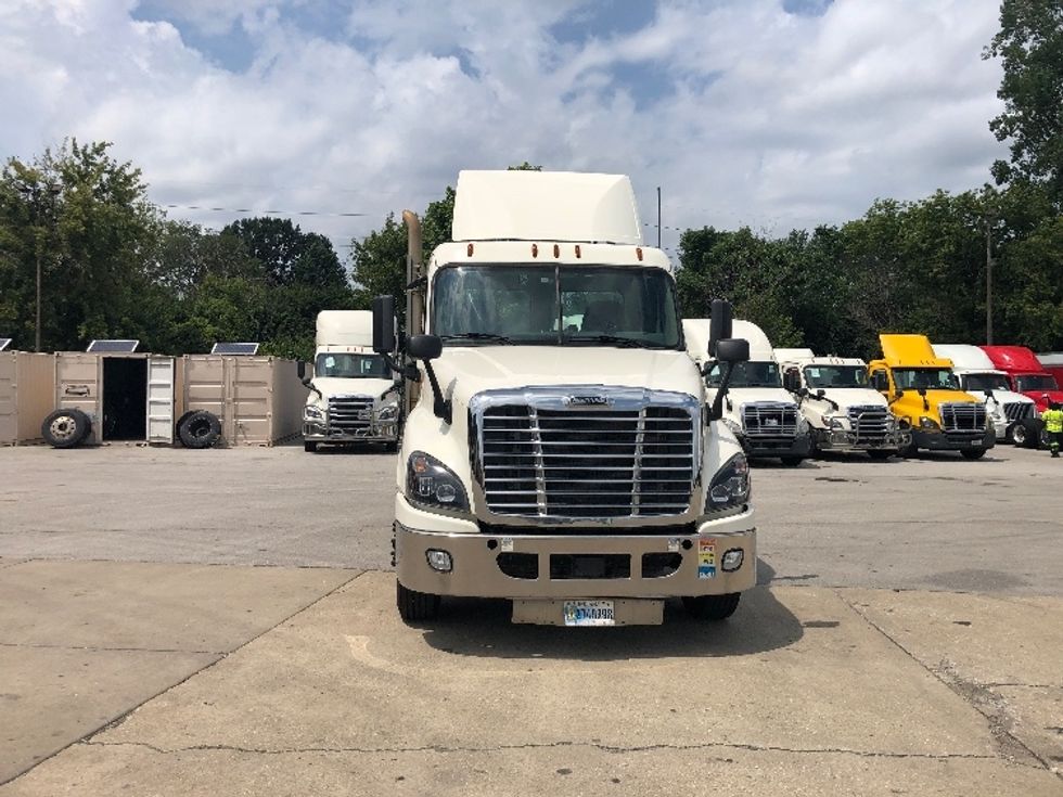 2019 Freightliner Cascadia 125" Sleeper Cab photo 2