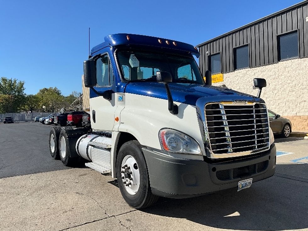 Day Cab Tractor-Heavy Duty Tractors-Freightliner-2019-Cascadia 12564ST-Indianapolis-IN-402,569\n\t\tmiles-$ 33,500 - Image 1