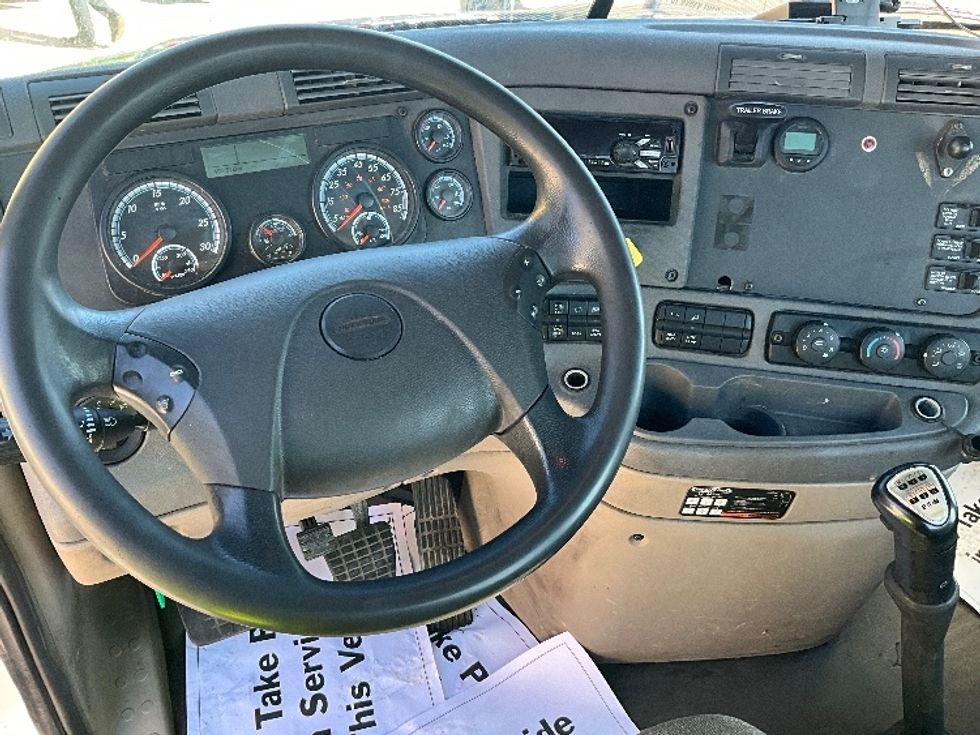 Day Cab Tractor-Heavy Duty Tractors-Freightliner-2019-Cascadia 12564ST-Indianapolis-IN-402,569\n\t\tmiles-$ 33,500 - Image 11