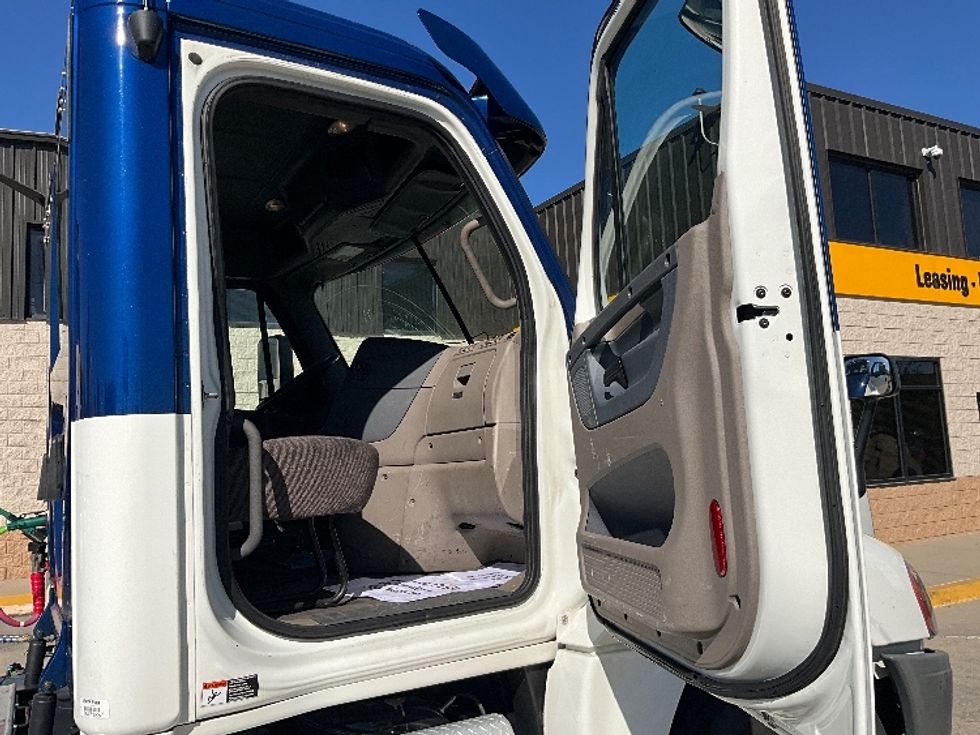 Day Cab Tractor-Heavy Duty Tractors-Freightliner-2019-Cascadia 12564ST-Indianapolis-IN-402,569\n\t\tmiles-$ 33,500 - Image 12