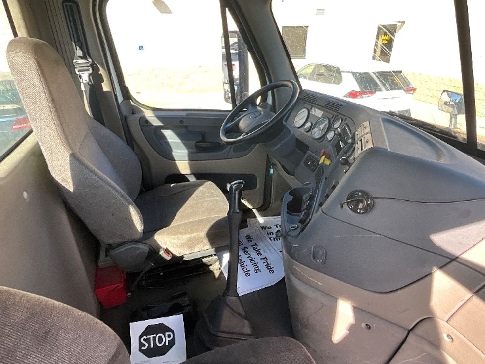 Day Cab Tractor-Heavy Duty Tractors-Freightliner-2019-Cascadia 12564ST-Indianapolis-IN-402,569\n\t\tmiles-$ 33,500 - Image 14