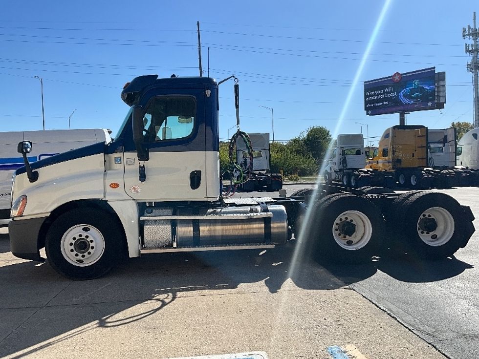 Day Cab Tractor-Heavy Duty Tractors-Freightliner-2019-Cascadia 12564ST-Indianapolis-IN-402,569\n\t\tmiles-$ 33,500 - Image 4