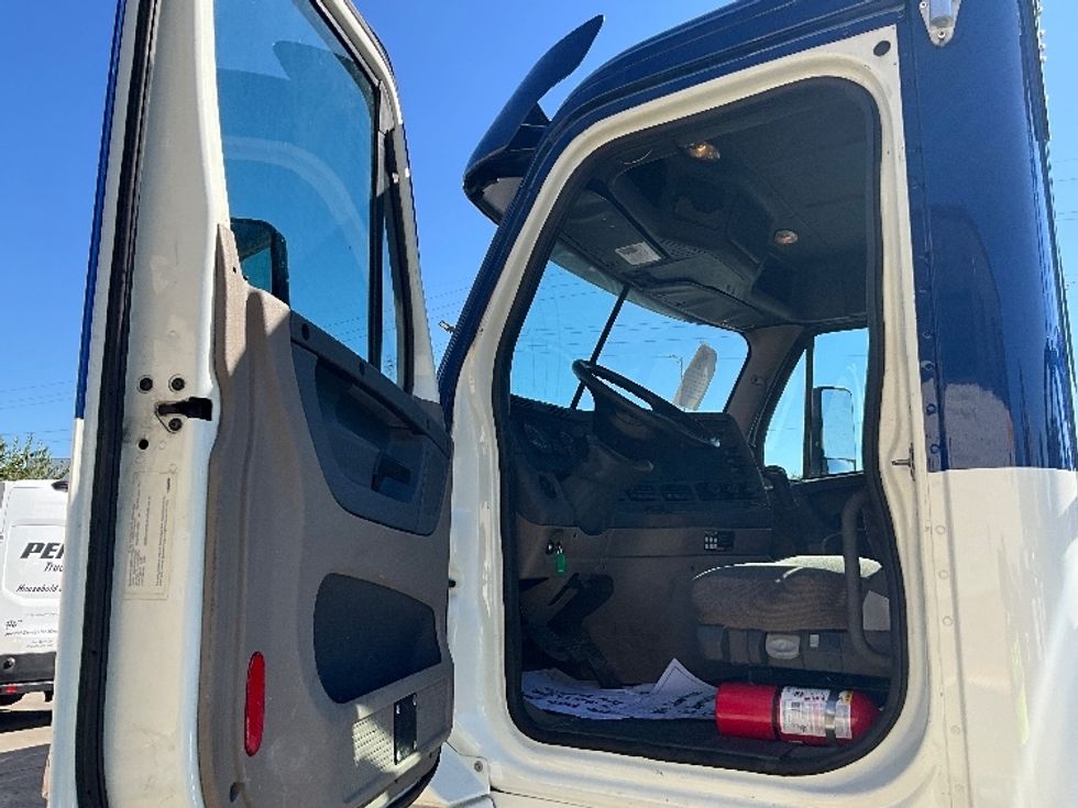 Day Cab Tractor-Heavy Duty Tractors-Freightliner-2019-Cascadia 12564ST-Indianapolis-IN-402,569\n\t\tmiles-$ 33,500 - Image 9