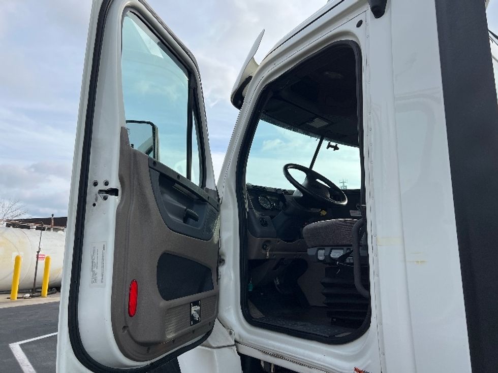 Day Cab Tractor-Heavy Duty Tractors-Freightliner-2019-Cascadia 12564ST-Indianapolis-IN-408,459\n\t\tmiles-$ 48,750 - Image 9