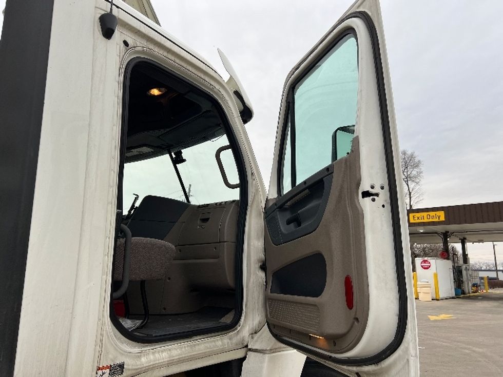 Day Cab Tractor-Heavy Duty Tractors-Freightliner-2019-Cascadia 12564ST-Indianapolis-IN-412,000\n\t\tmiles-$ 44,250 - Image 12