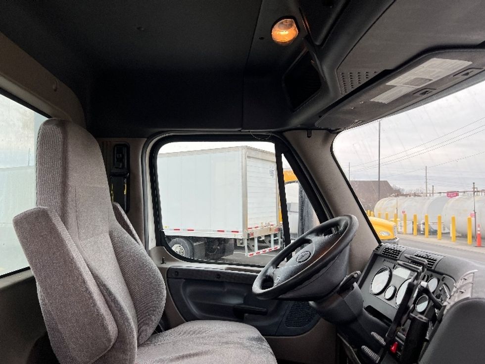 Day Cab Tractor-Heavy Duty Tractors-Freightliner-2019-Cascadia 12564ST-Indianapolis-IN-412,000\n\t\tmiles-$ 44,250 - Image 14