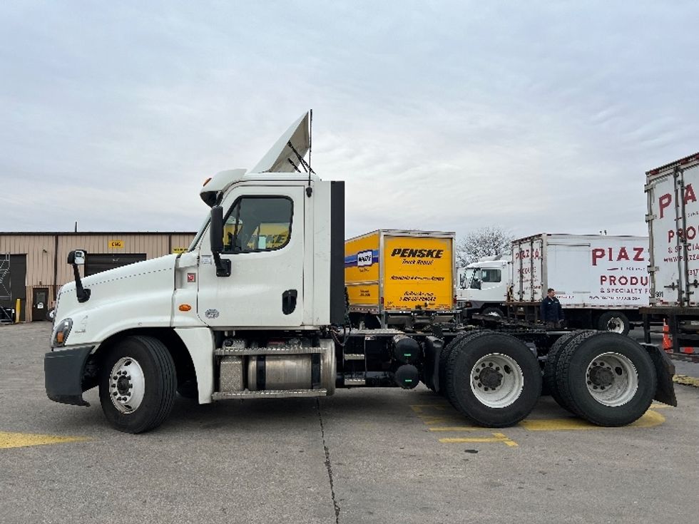 Day Cab Tractor-Heavy Duty Tractors-Freightliner-2019-Cascadia 12564ST-Indianapolis-IN-412,000\n\t\tmiles-$ 44,250 - Image 4
