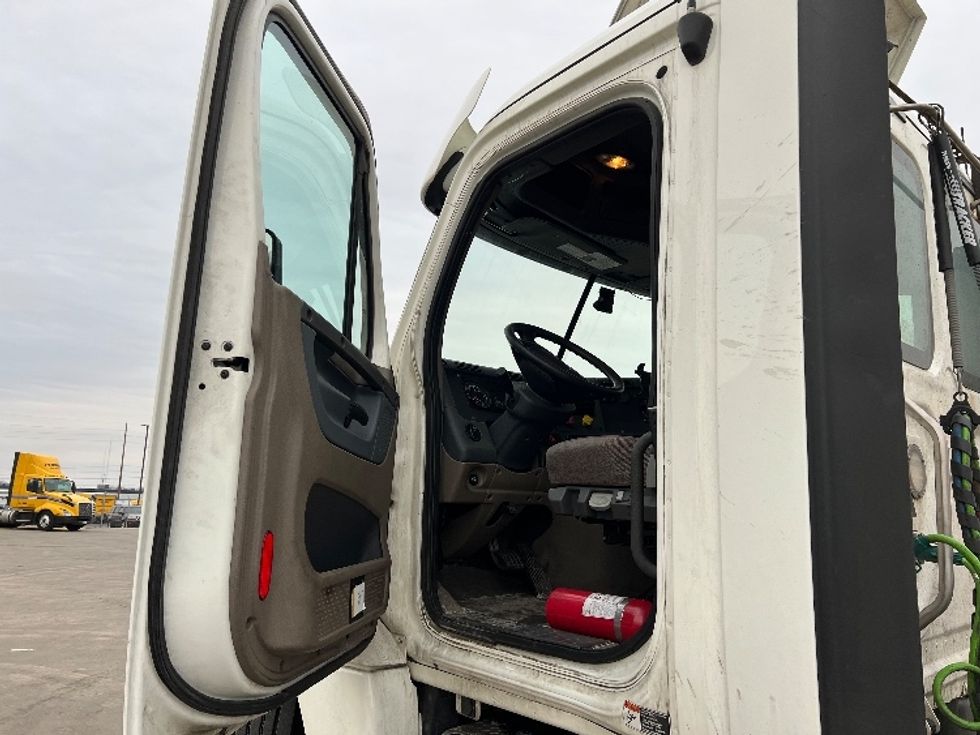 Day Cab Tractor-Heavy Duty Tractors-Freightliner-2019-Cascadia 12564ST-Indianapolis-IN-412,000\n\t\tmiles-$ 44,250 - Image 9