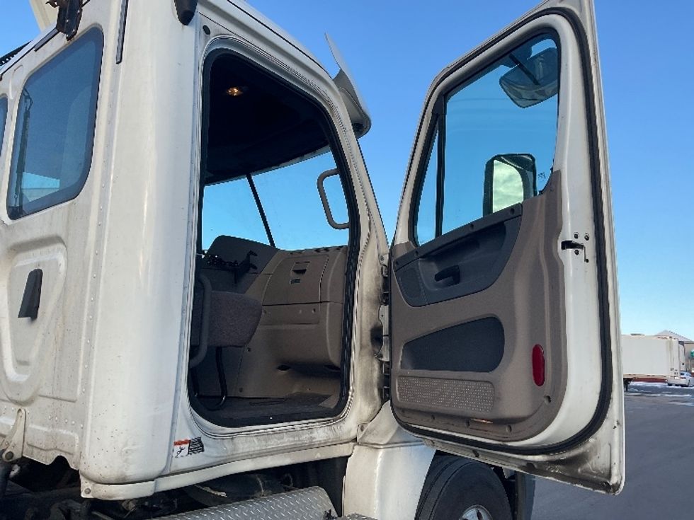 Day Cab Tractor-Heavy Duty Tractors-Freightliner-2019-Cascadia 12564ST-Indianapolis-IN-478,977\n\t\tmiles-$ 38,750 - Image 12