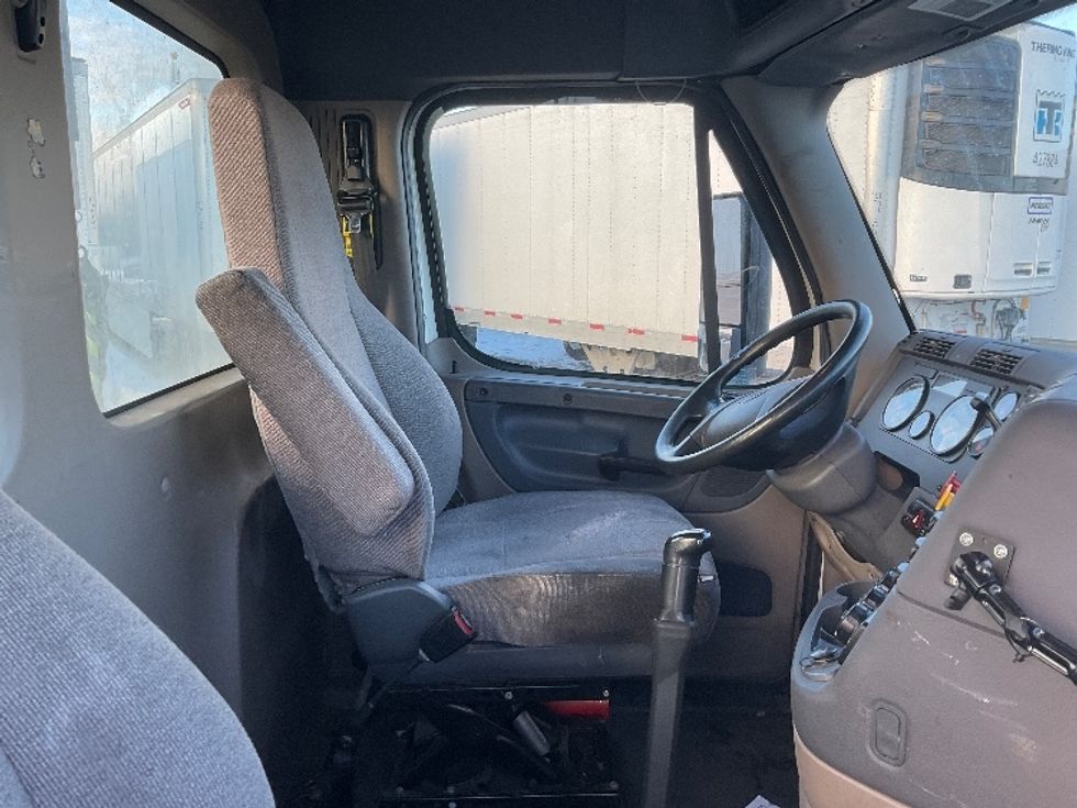 Day Cab Tractor-Heavy Duty Tractors-Freightliner-2019-Cascadia 12564ST-Indianapolis-IN-478,977\n\t\tmiles-$ 38,750 - Image 14