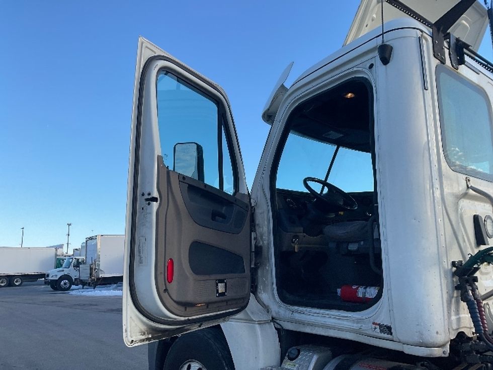 Day Cab Tractor-Heavy Duty Tractors-Freightliner-2019-Cascadia 12564ST-Indianapolis-IN-478,977\n\t\tmiles-$ 38,750 - Image 9