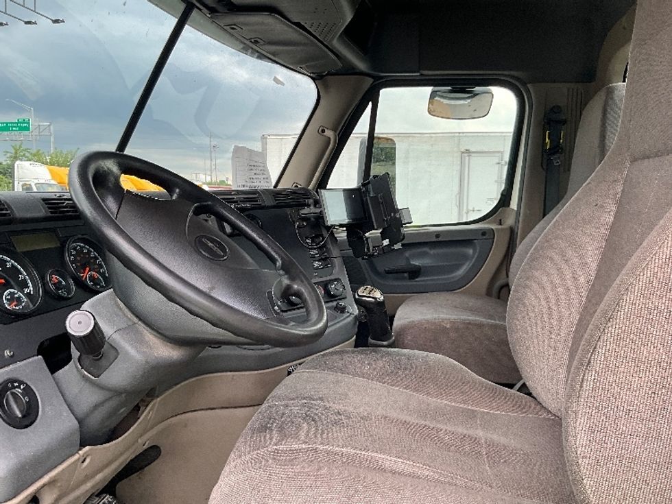 Day Cab Tractor-Heavy Duty Tractors-Freightliner-2019-Cascadia 12564ST-Indianapolis-IN-499,985\n\t\tmiles-$ 30,500 - Image 10