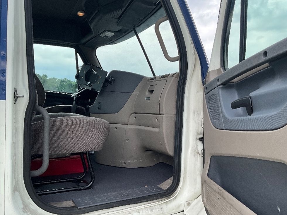 Day Cab Tractor-Heavy Duty Tractors-Freightliner-2019-Cascadia 12564ST-Indianapolis-IN-499,985\n\t\tmiles-$ 30,500 - Image 12