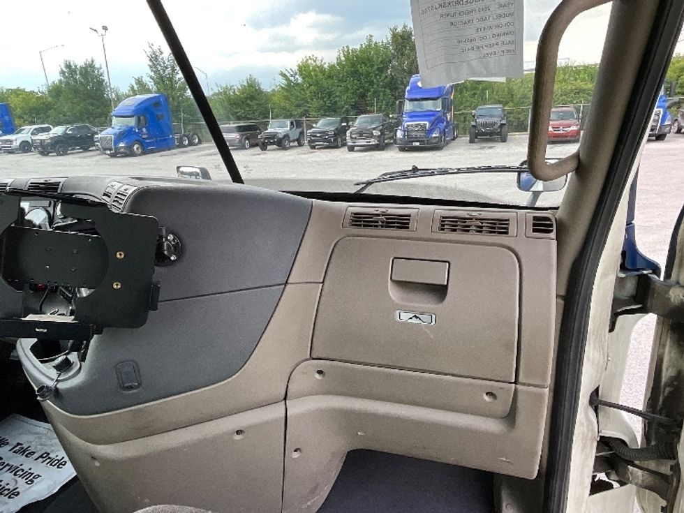 Day Cab Tractor-Heavy Duty Tractors-Freightliner-2019-Cascadia 12564ST-Indianapolis-IN-499,985\n\t\tmiles-$ 30,500 - Image 13