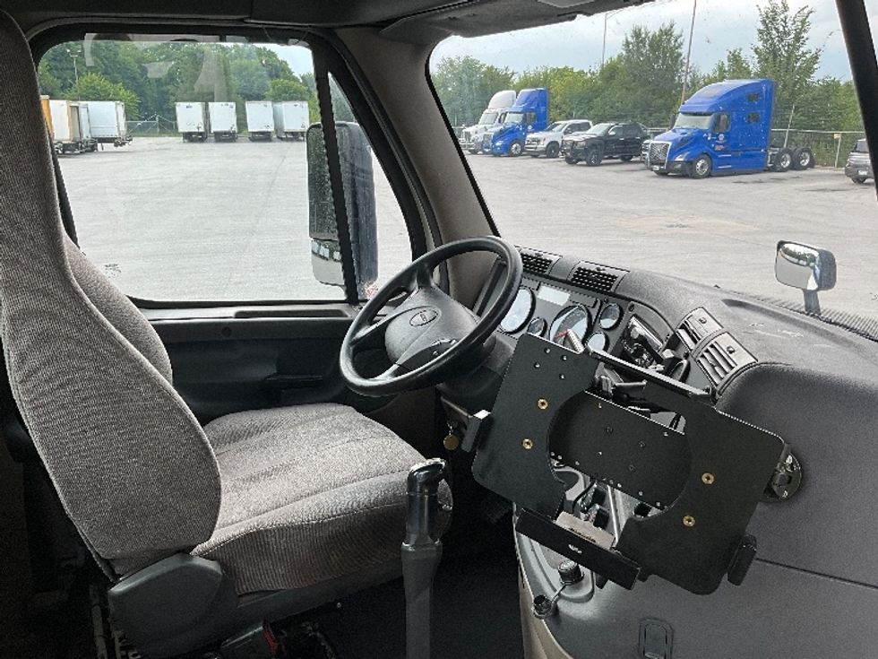 Day Cab Tractor-Heavy Duty Tractors-Freightliner-2019-Cascadia 12564ST-Indianapolis-IN-499,985\n\t\tmiles-$ 30,500 - Image 14