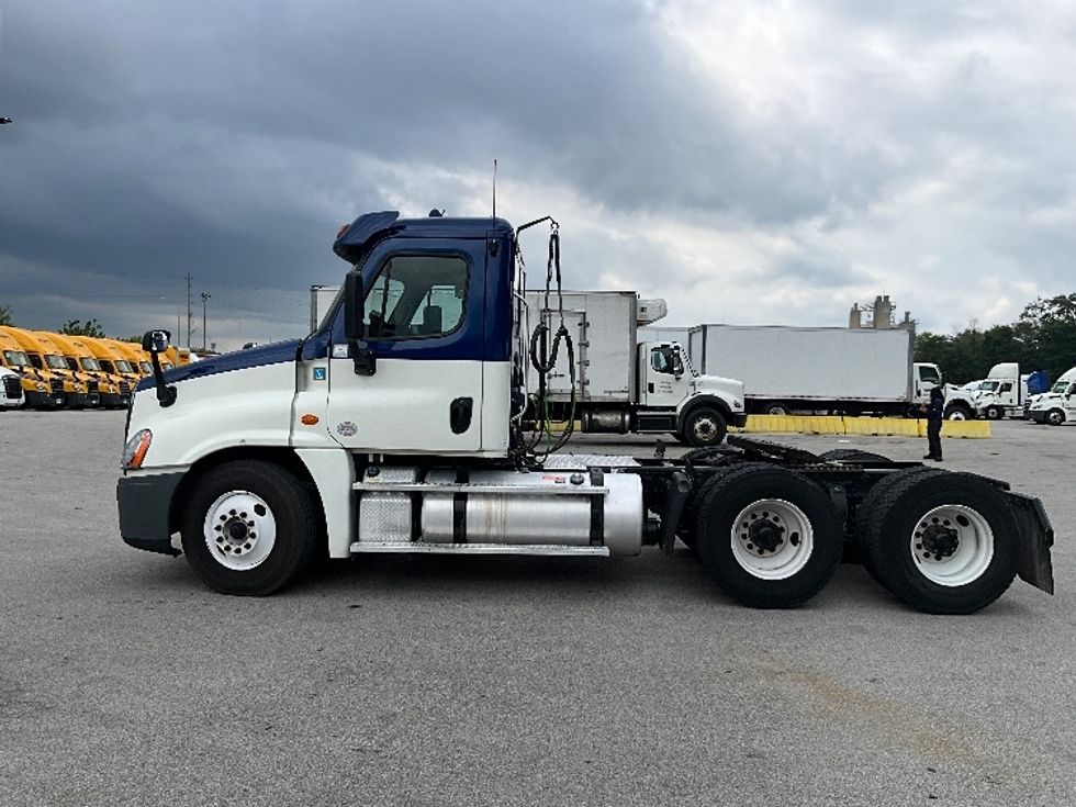 Day Cab Tractor-Heavy Duty Tractors-Freightliner-2019-Cascadia 12564ST-Indianapolis-IN-499,985\n\t\tmiles-$ 30,500 - Image 4