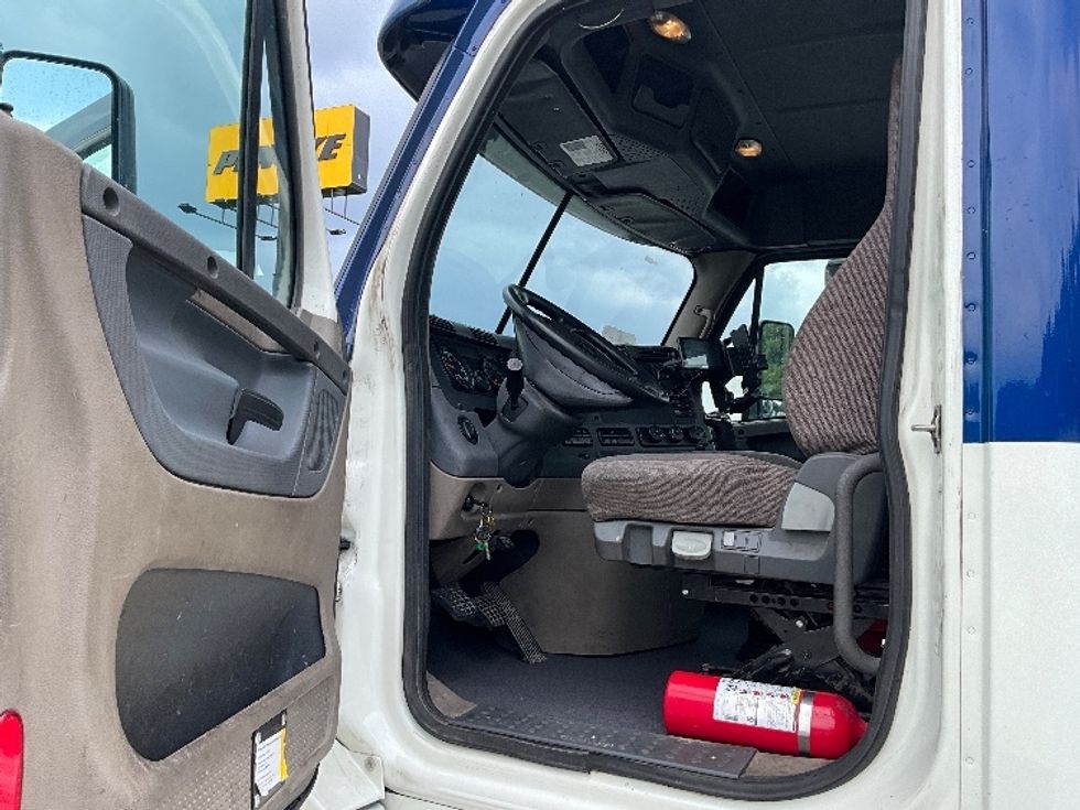 Day Cab Tractor-Heavy Duty Tractors-Freightliner-2019-Cascadia 12564ST-Indianapolis-IN-499,985\n\t\tmiles-$ 30,500 - Image 9