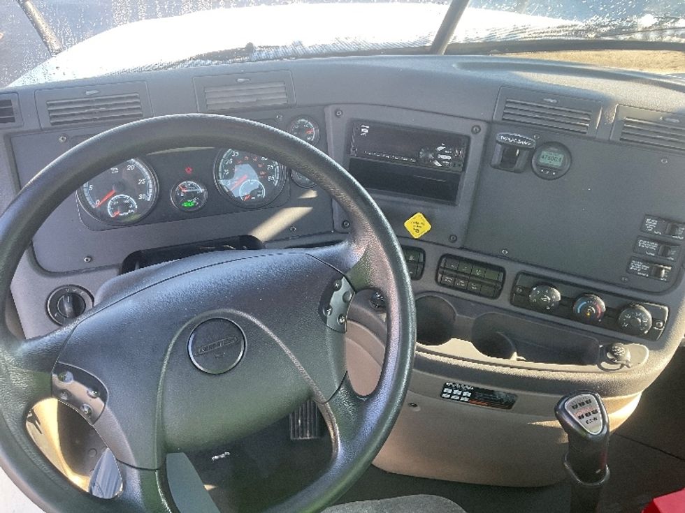 Day Cab Tractor-Heavy Duty Tractors-Freightliner-2019-Cascadia 12564ST-Indianapolis-IN-521,182\n\t\tmiles-$ 28,500 - Image 11