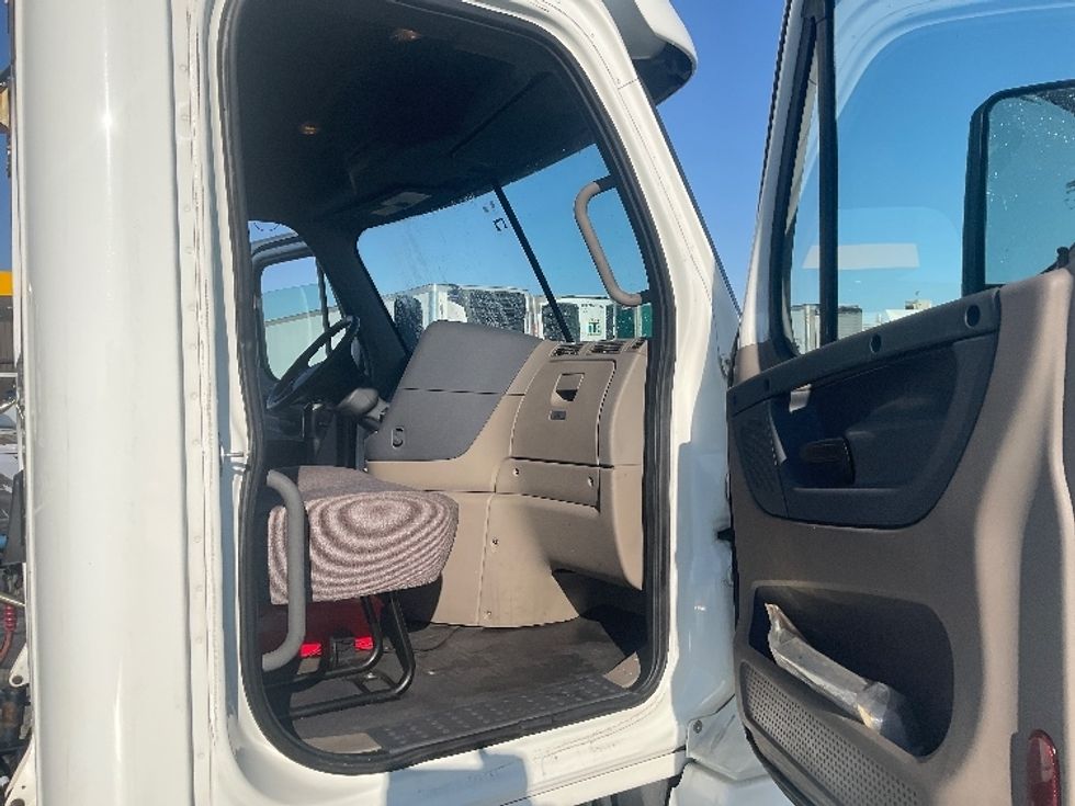 Day Cab Tractor-Heavy Duty Tractors-Freightliner-2019-Cascadia 12564ST-Indianapolis-IN-521,182\n\t\tmiles-$ 28,500 - Image 12