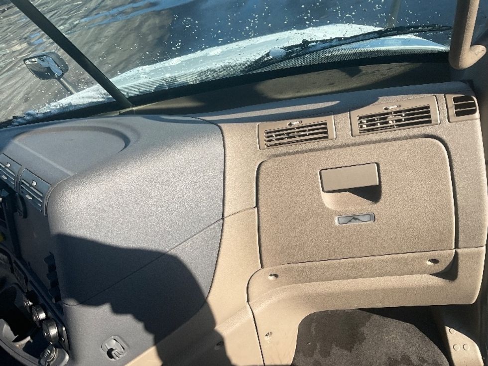 Day Cab Tractor-Heavy Duty Tractors-Freightliner-2019-Cascadia 12564ST-Indianapolis-IN-521,182\n\t\tmiles-$ 28,500 - Image 13