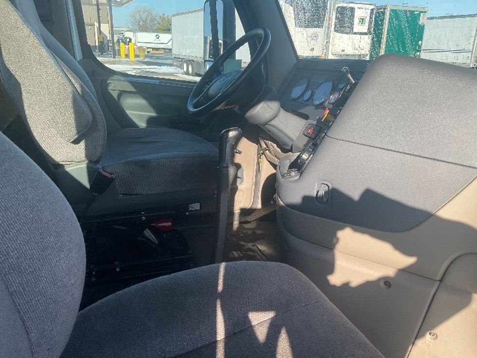 Day Cab Tractor-Heavy Duty Tractors-Freightliner-2019-Cascadia 12564ST-Indianapolis-IN-521,182\n\t\tmiles-$ 28,500 - Image 14