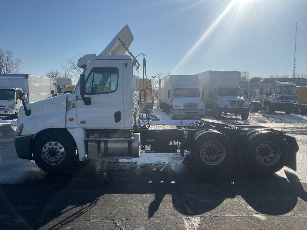 Day Cab Tractor-Heavy Duty Tractors-Freightliner-2019-Cascadia 12564ST-Indianapolis-IN-521,182\n\t\tmiles-$ 28,500 - Image 4