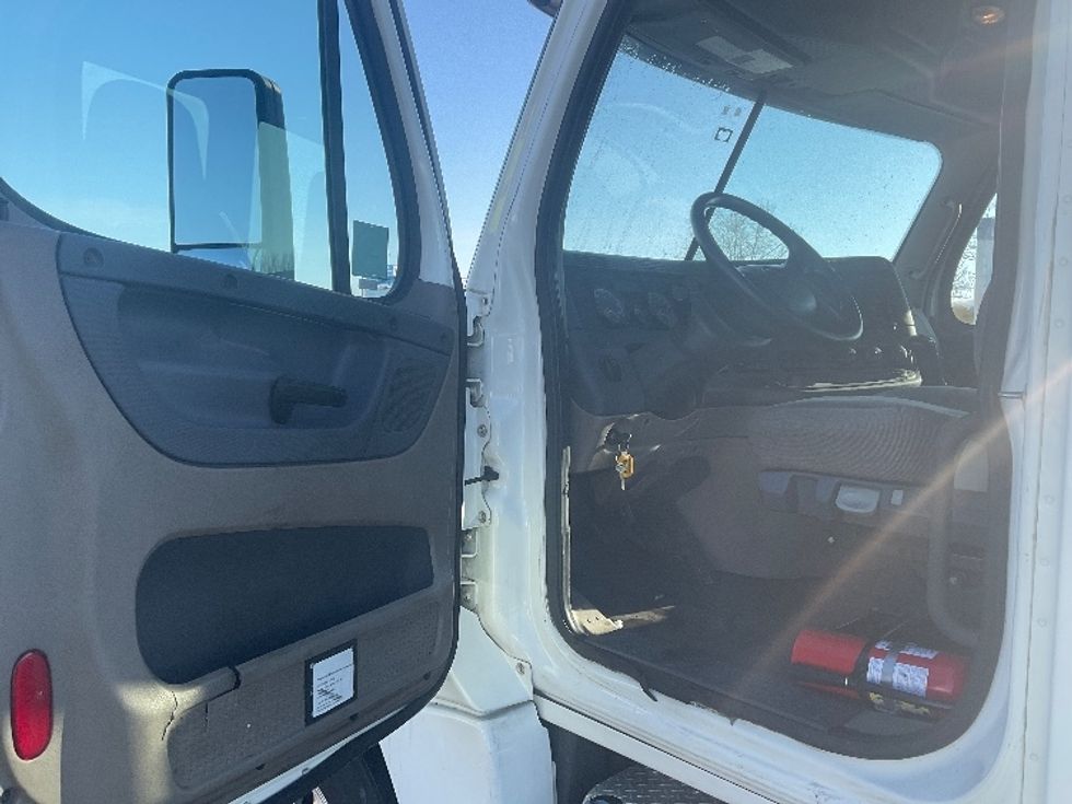 Day Cab Tractor-Heavy Duty Tractors-Freightliner-2019-Cascadia 12564ST-Indianapolis-IN-521,182\n\t\tmiles-$ 28,500 - Image 9