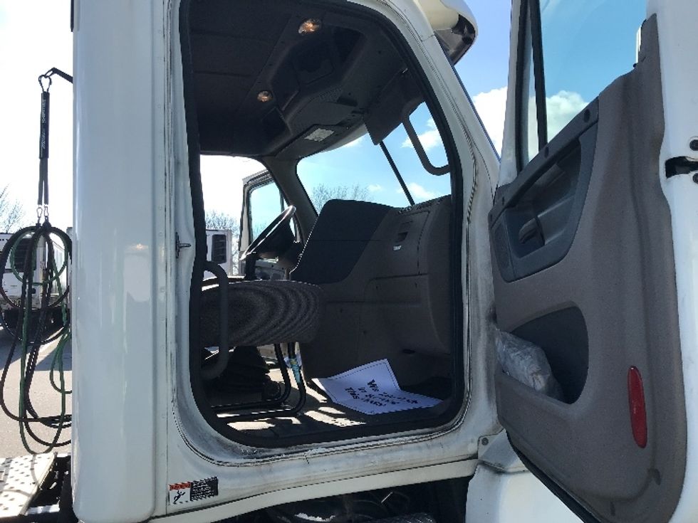 Day Cab Tractor-Heavy Duty Tractors-Freightliner-2019-Cascadia 12564ST-Indianapolis-IN-528,388\n\t\tmiles-$ 36,250 - Image 12