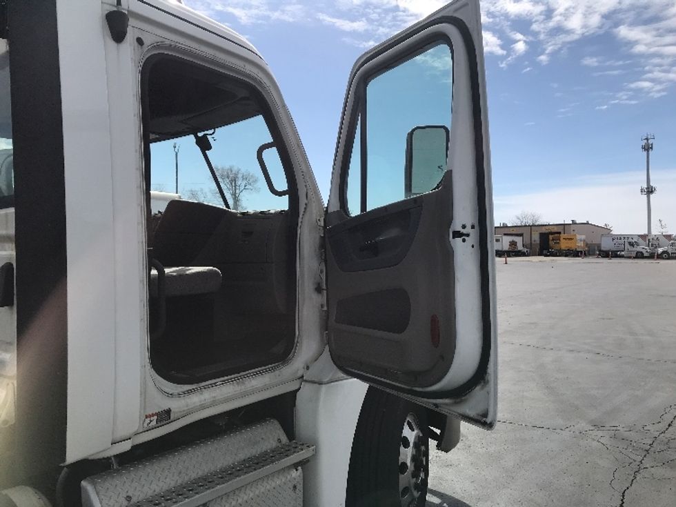 2019 Freightliner Cascadia 125" Sleeper Cab photo 12