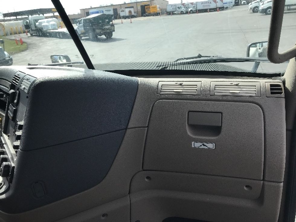 2019 Freightliner Cascadia 125" Sleeper Cab photo 13
