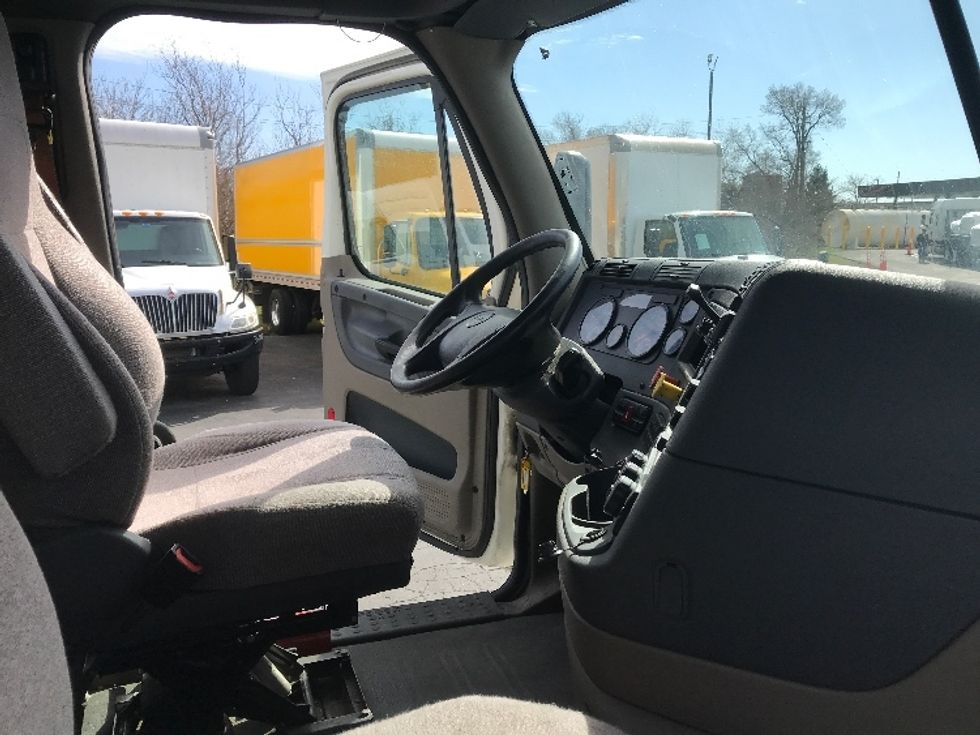 2019 Freightliner Cascadia 125" Sleeper Cab photo 14