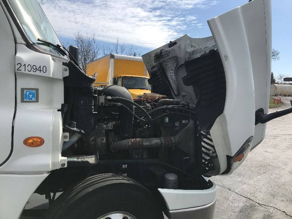 2019 Freightliner Cascadia 125" Sleeper Cab photo 15