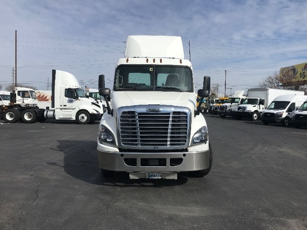 2019 Freightliner Cascadia 125" Sleeper Cab photo 2