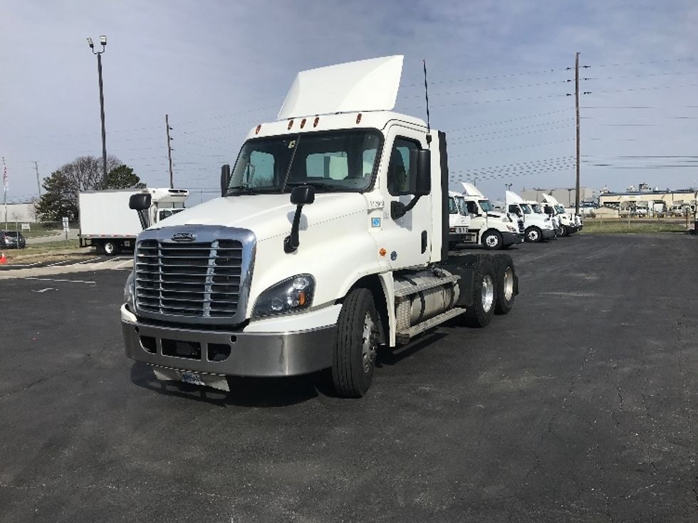 2019 Freightliner Cascadia 125" Sleeper Cab photo 3