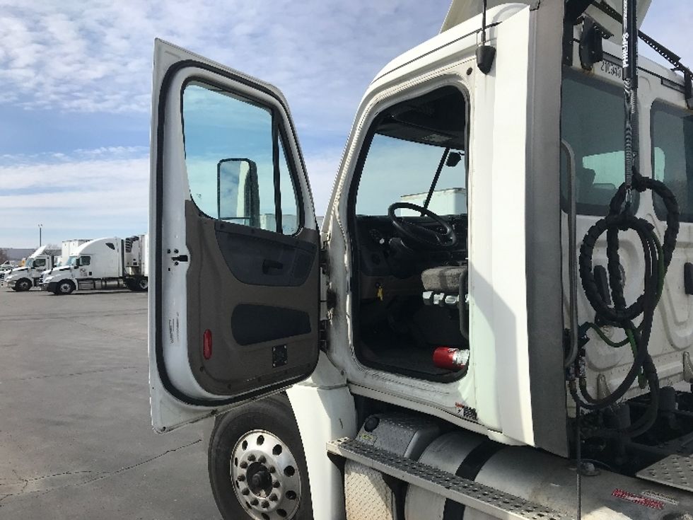 2019 Freightliner Cascadia 125" Sleeper Cab photo 9