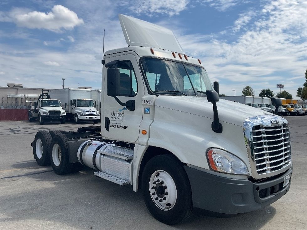 Day Cab Tractor-Heavy Duty Tractors-Freightliner-2019-Cascadia 12564ST-Indianapolis-IN-568,816\n\t\tmiles-$ 29,750 - Image 1