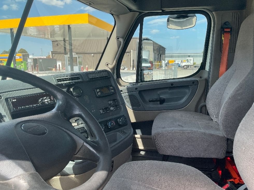 Day Cab Tractor-Heavy Duty Tractors-Freightliner-2019-Cascadia 12564ST-Indianapolis-IN-568,816\n\t\tmiles-$ 29,750 - Image 10