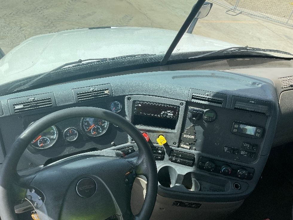 Day Cab Tractor-Heavy Duty Tractors-Freightliner-2019-Cascadia 12564ST-Indianapolis-IN-568,816\n\t\tmiles-$ 29,750 - Image 11