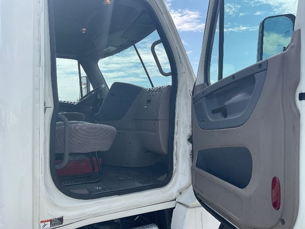 Day Cab Tractor-Heavy Duty Tractors-Freightliner-2019-Cascadia 12564ST-Indianapolis-IN-568,816\n\t\tmiles-$ 29,750 - Image 12