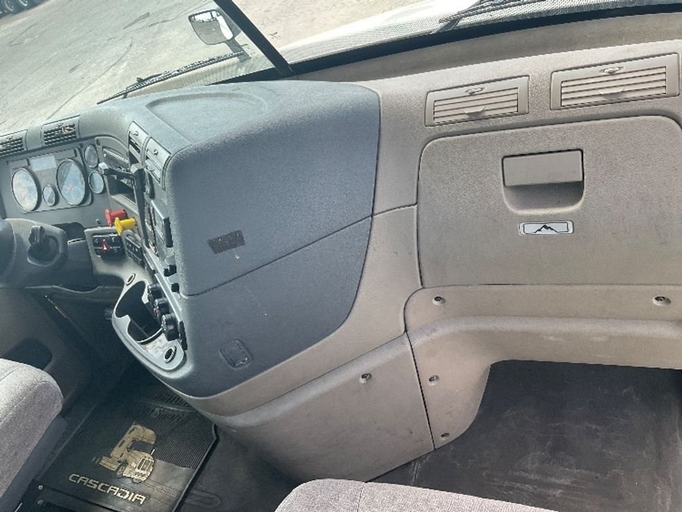 Day Cab Tractor-Heavy Duty Tractors-Freightliner-2019-Cascadia 12564ST-Indianapolis-IN-568,816\n\t\tmiles-$ 29,750 - Image 13