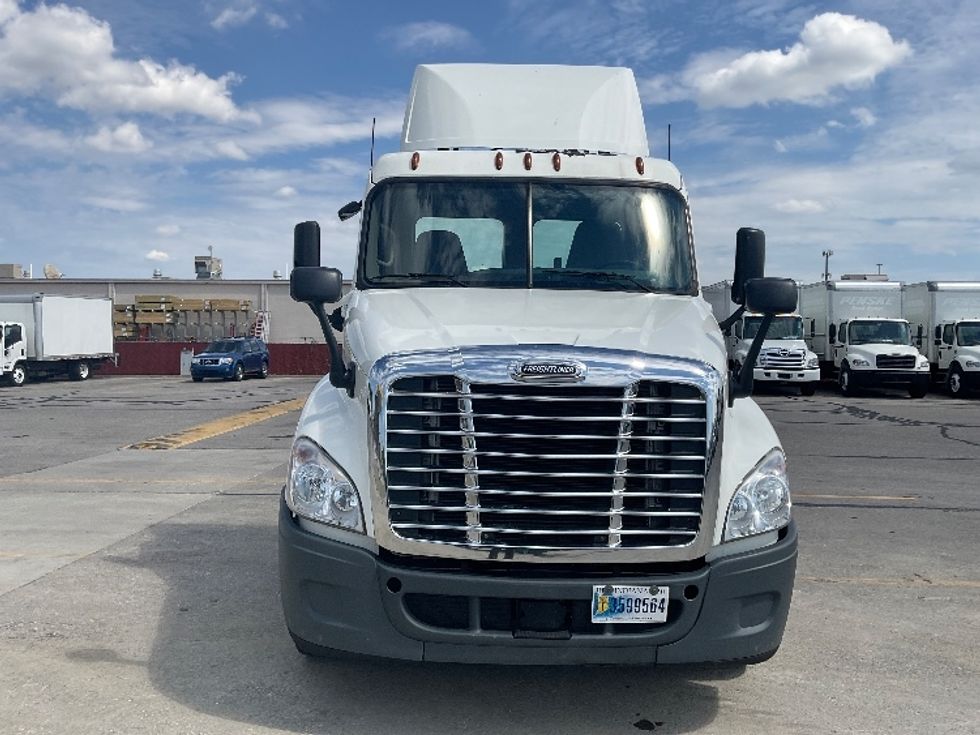 Day Cab Tractor-Heavy Duty Tractors-Freightliner-2019-Cascadia 12564ST-Indianapolis-IN-568,816\n\t\tmiles-$ 29,750 - Image 2