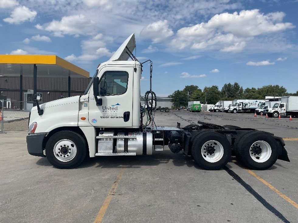 Day Cab Tractor-Heavy Duty Tractors-Freightliner-2019-Cascadia 12564ST-Indianapolis-IN-568,816\n\t\tmiles-$ 29,750 - Image 4