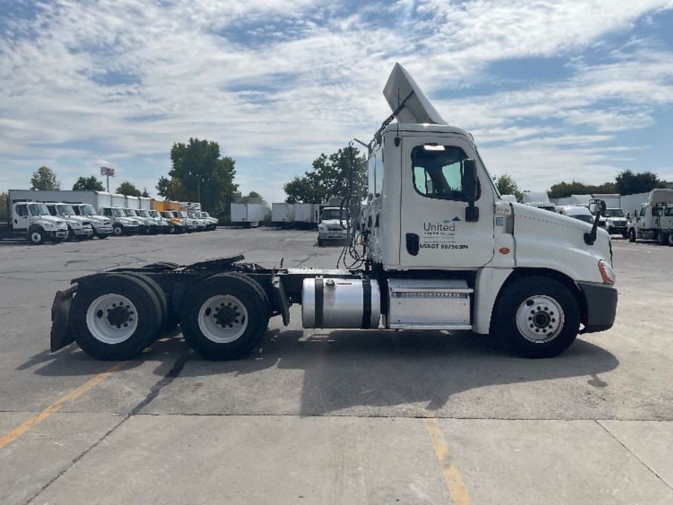 Day Cab Tractor-Heavy Duty Tractors-Freightliner-2019-Cascadia 12564ST-Indianapolis-IN-568,816\n\t\tmiles-$ 29,750 - Image 8